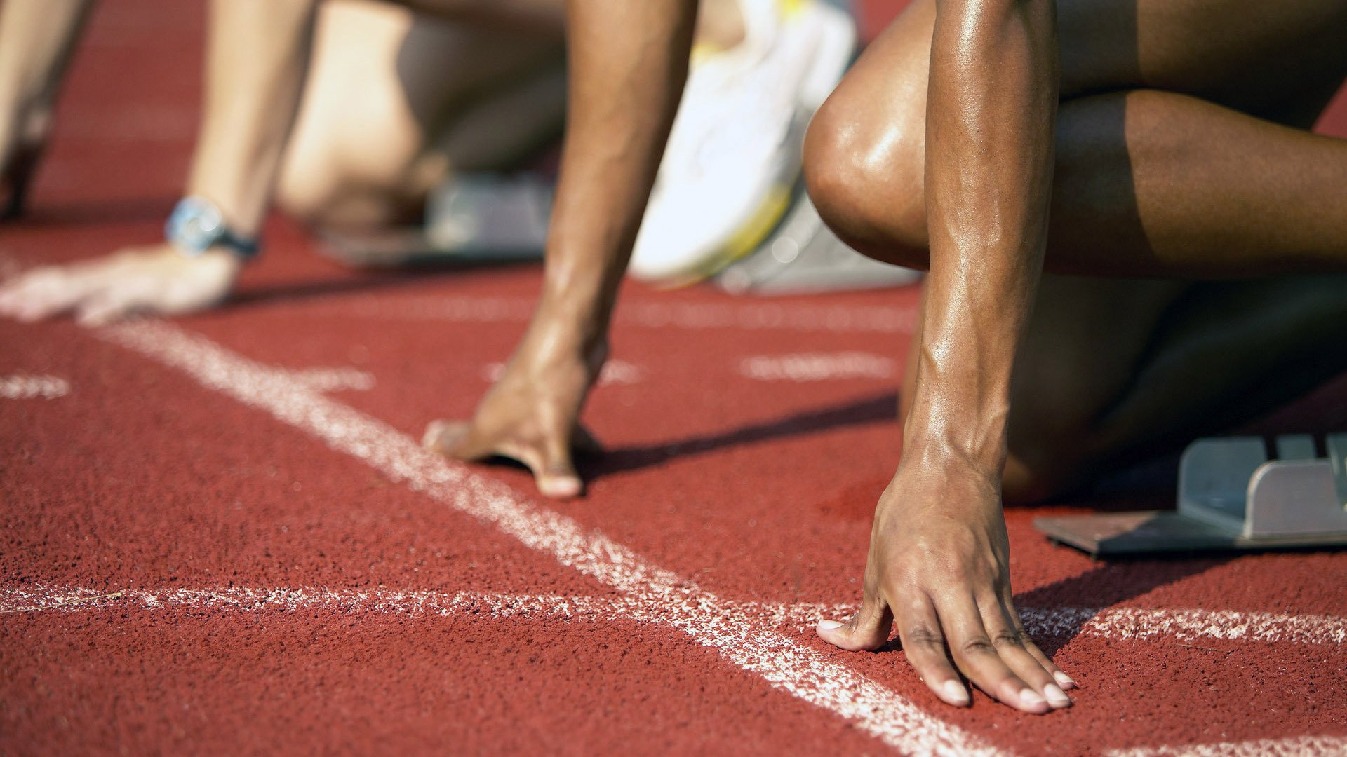 “极速一触即发：超越自我极限的巅峰对决”，极速超越宣传片