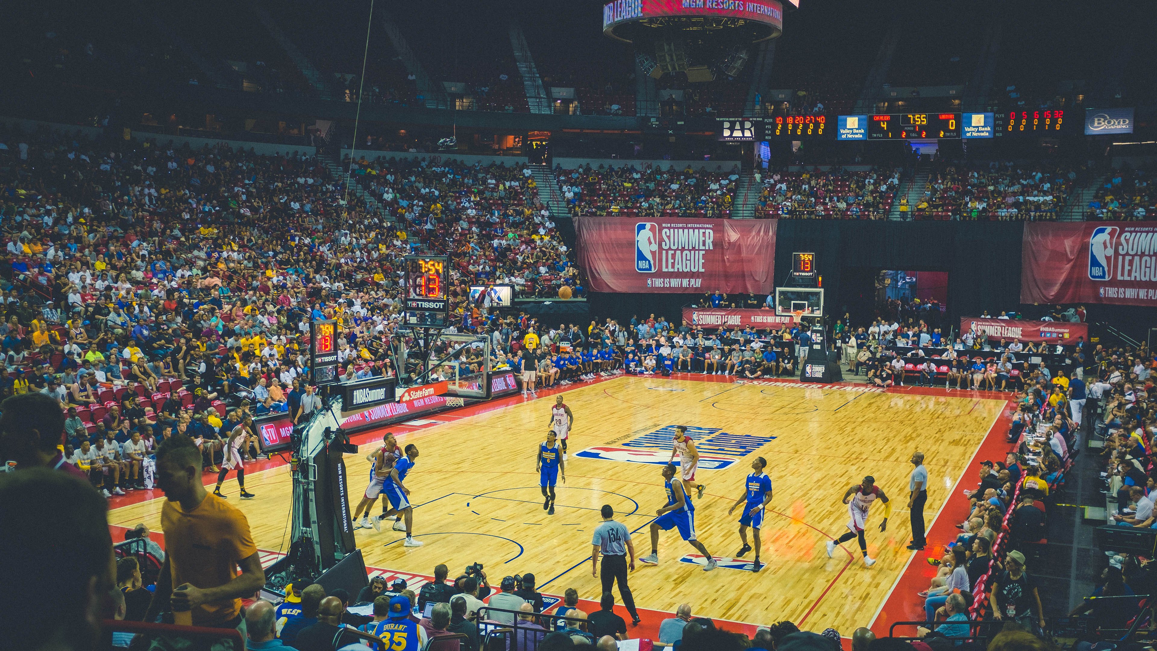 米兰体育官方下载-球场突发：比赛中的意外瞬间回顾，球场发生冲突